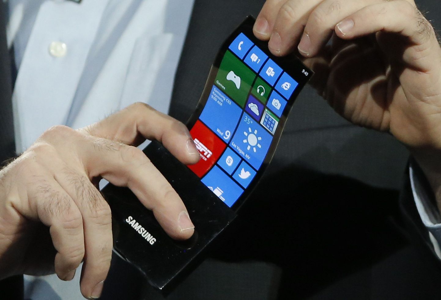 Samsungi painduva OLED ekraaniga Windows Phone telefoni prototüüp