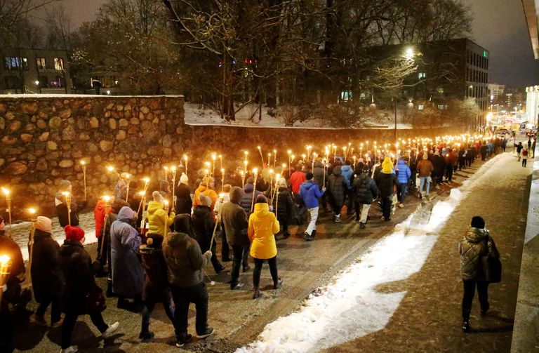 Факельное шествие в Тарту, приуроченное к 103-й годовщине Тартуского мира.
