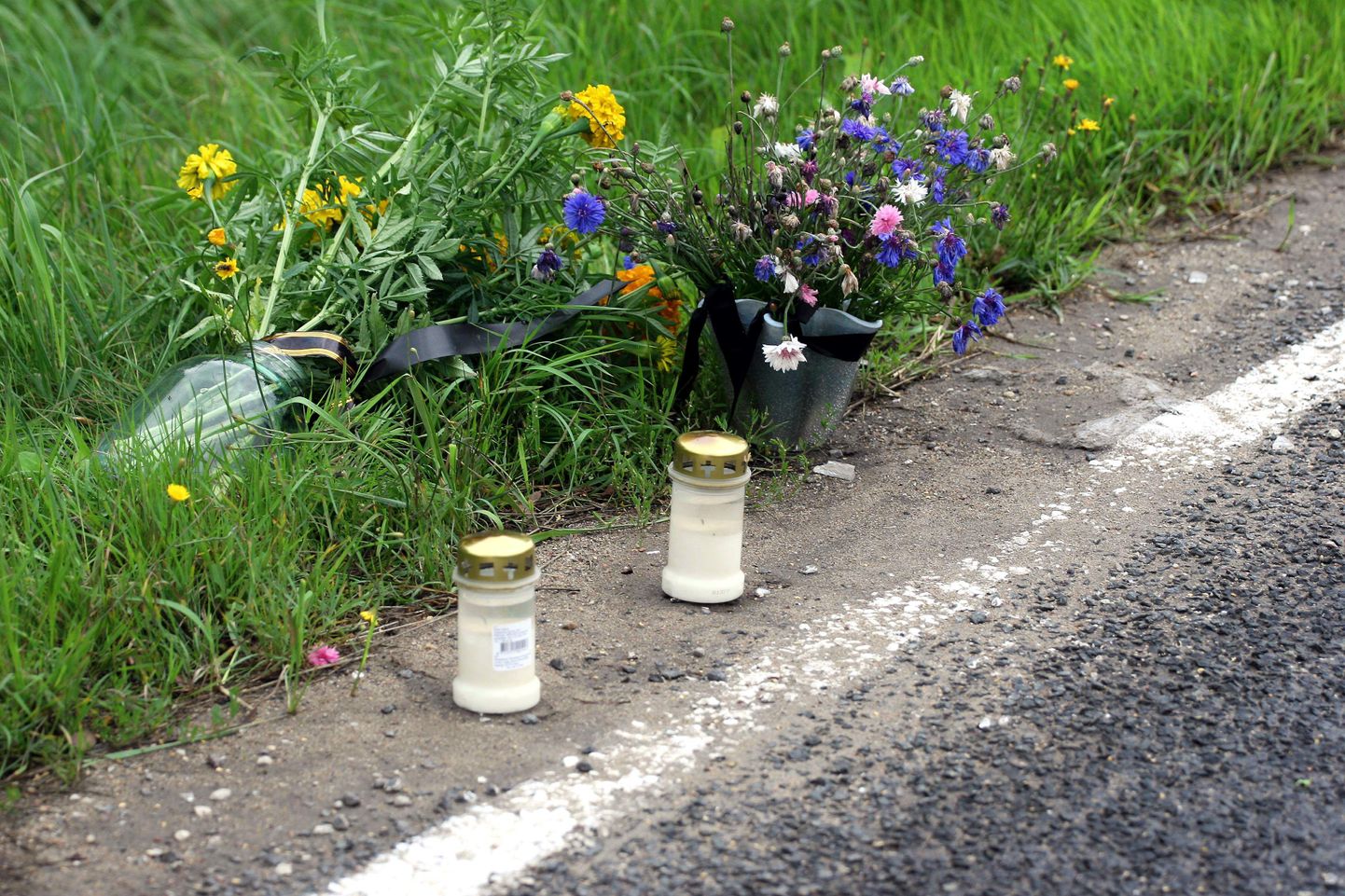 Kolmapäeval süütavad Lõuna politseprefektuuri liikluspolitseinikud küünlad 14 Lõuna-Eesti teeäärses kohas, kus on kolme aasta vältel hukkunud jalakäija või jalgrattur.