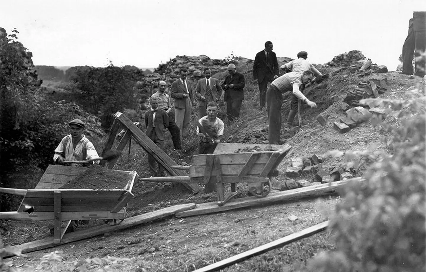 Viljandi ordulinnuse väljakaevamised 1939. aasta suvel. Kaevamiste juht Armin Tuulse (fotol keskel) vaatab mõtlikult maha. Pildilt puudub linnapea August Maramaa, kes tavaliselt sättis end igal võimalikul juhul pildile. Küll aga on kaadrisse jäänud Oma Maa toimetaja F. Kool (kõige parempoolsem, ülikonnas mees, kes tüüpilise ajakirjanikuna segab töömehi).