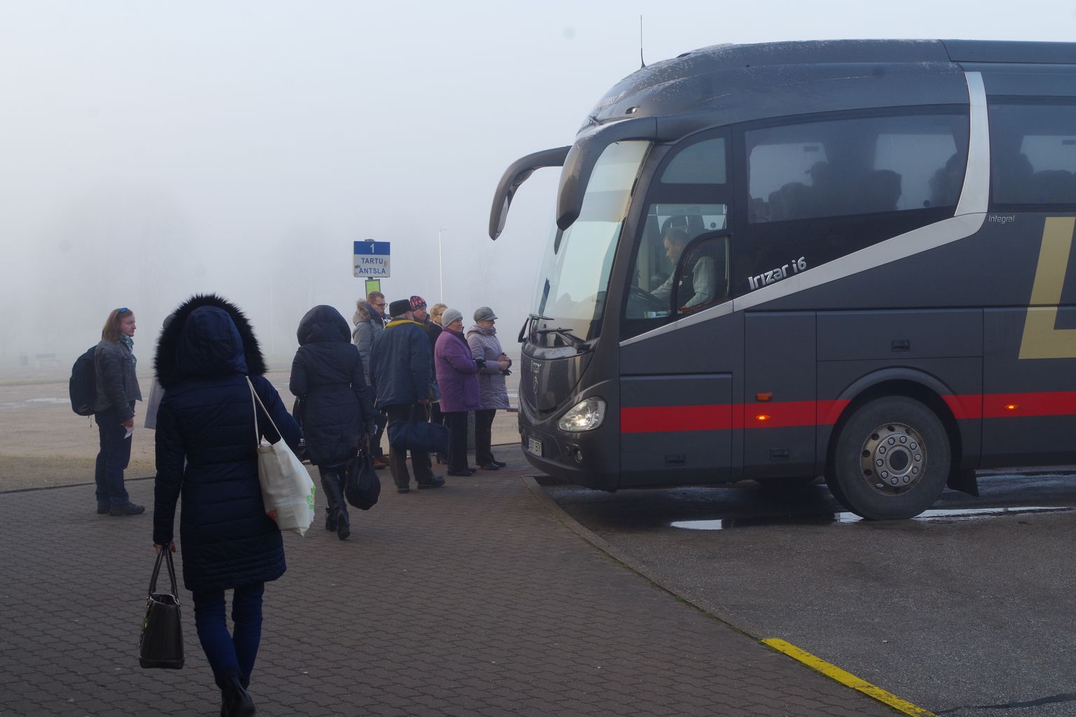 Bussiettevõte Lux Express Estonia AS pöördus 2019. aasta juulis Eesti riigi vastu kohtusse taotlusega tunnistada põhiseadusvastaseks ühistranspordiseadusega pandud kohustus vedada riigipoolset hüvitist saamata kommertsliinidel tasuta eelkooliealisi lapsi ning puudega inimesi. Pilt on illustreeriv.