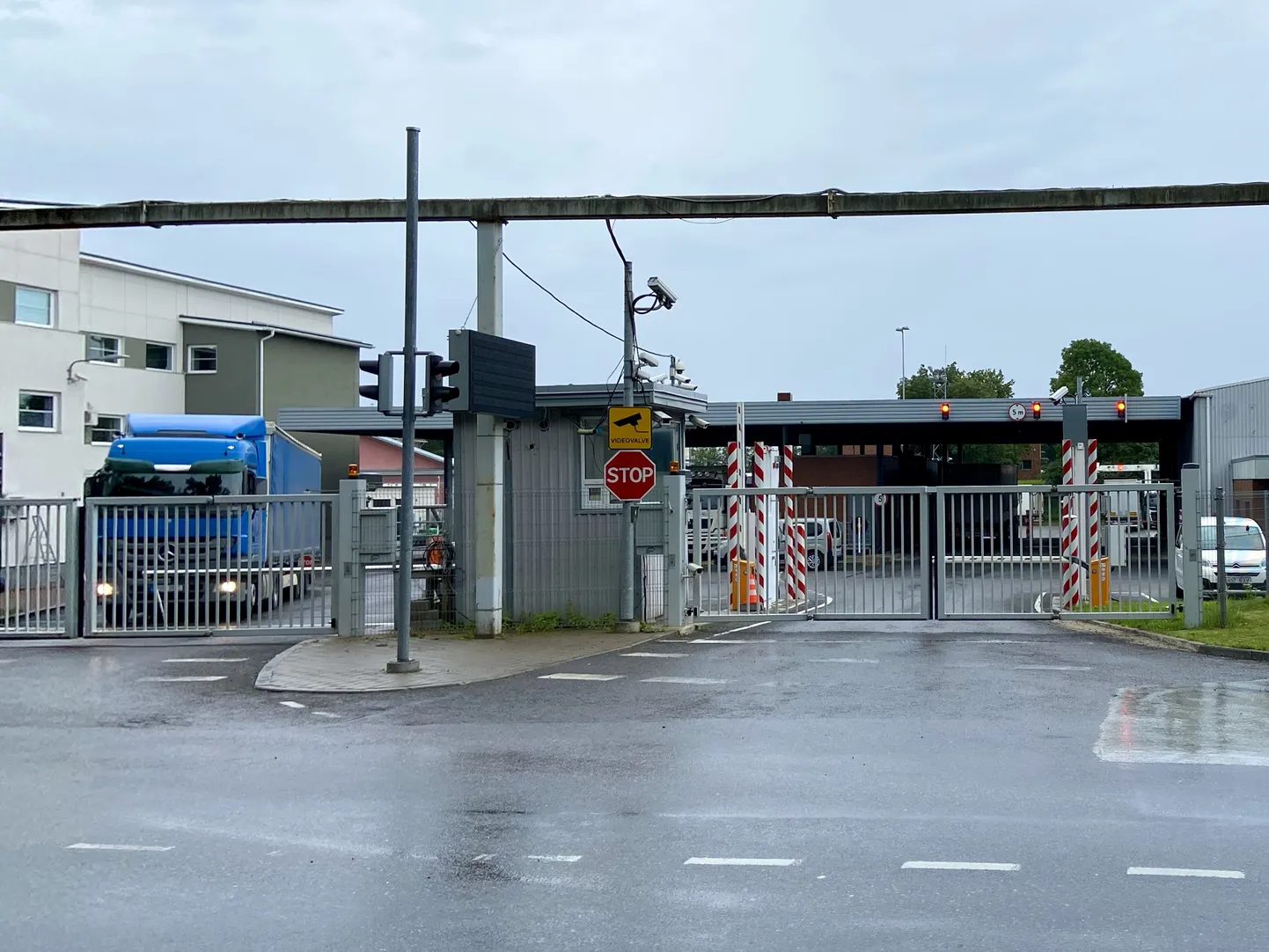 Eesti-Vene piiri ületavad Narvas endiselt peamiselt vaid veoautod.