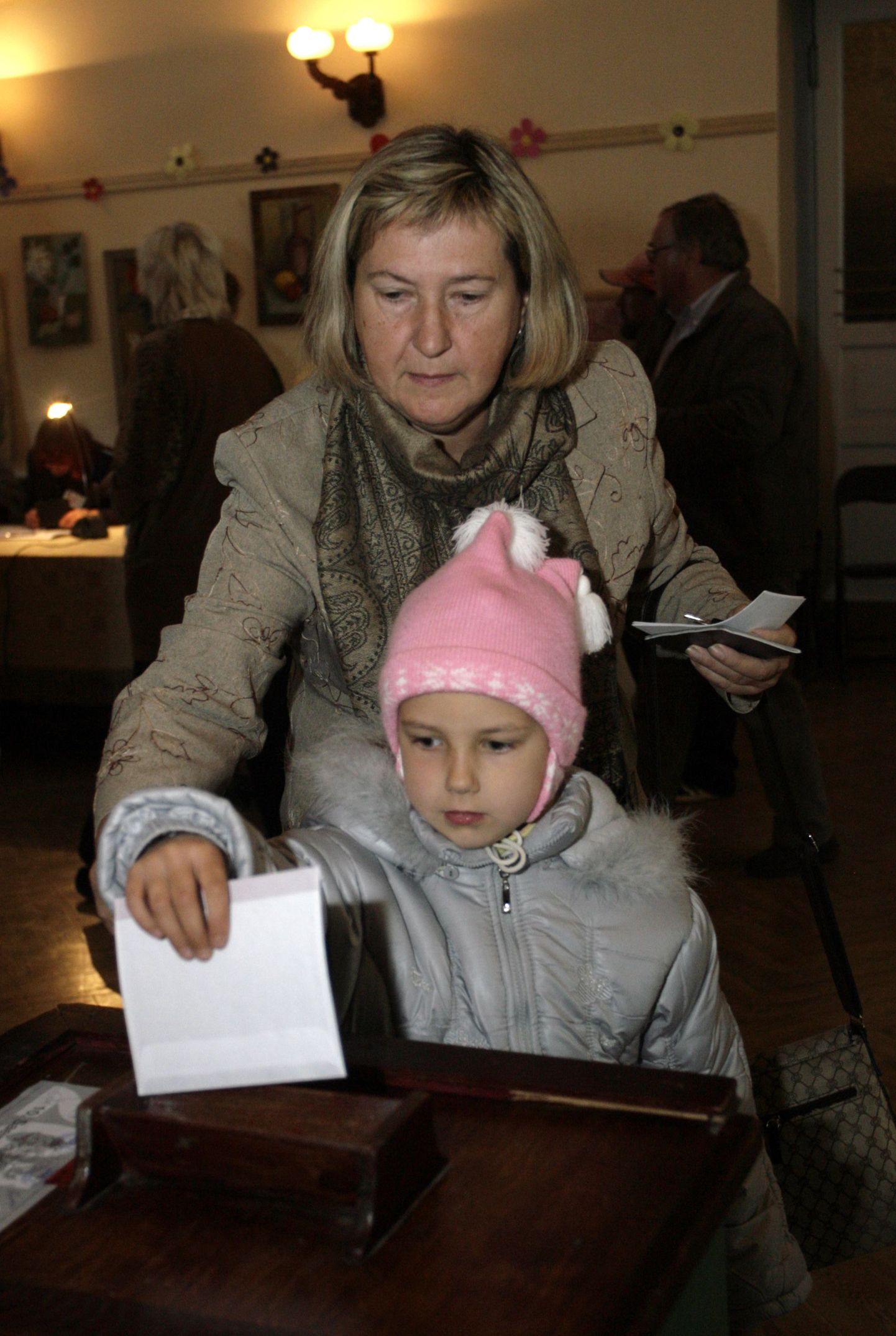 Lätlane lapsega valimistel.