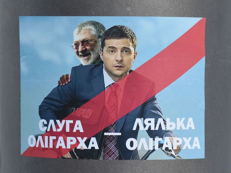 Valimiste eel Lvivi riputatud plakat, kus Zelenskõi taga võib näha Kolomoiskõid. Plakatil on kirjas: «Oligarhi teener, oligarhi käpiknukk». 
