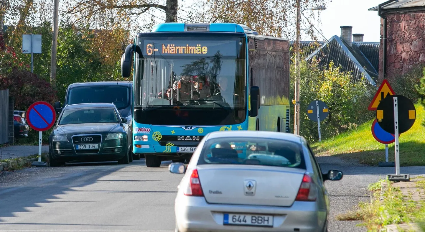 Reinu tee 7 maja juures pargivad vanast harjumusest autod, kuigi eilsest pole see enam lubatud.