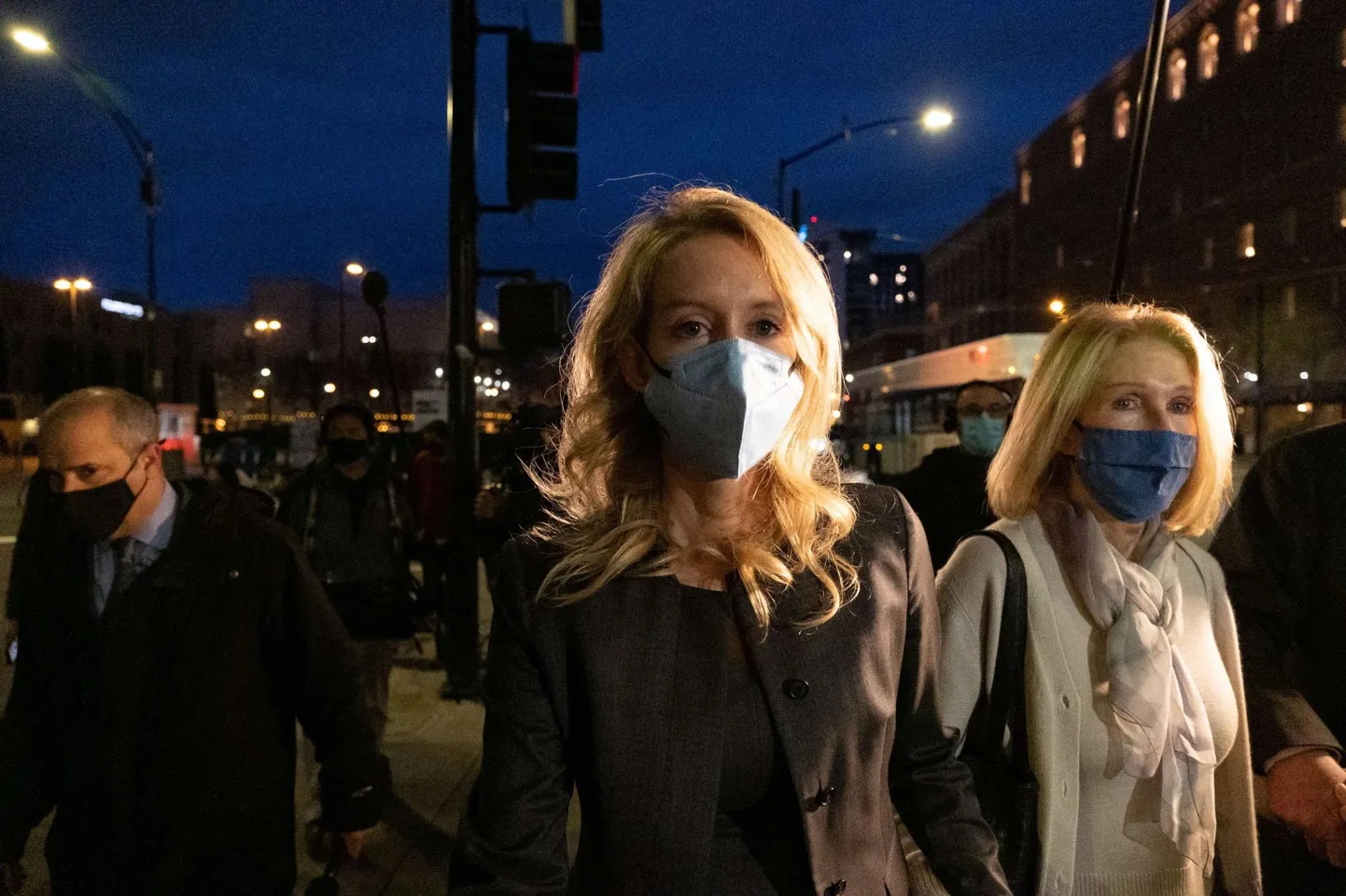 Theranose asutaja ja endine tegevjuht Elizabeth Holmes (keskel) ja tema ema Noel Holmes pärast süüdimõistmist kohtuhoonest lahkumas.