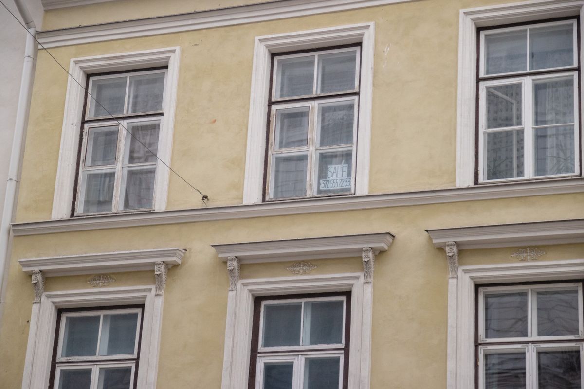 Окна квартиры напротив отеля Telegraaf, выставленной на продажу. Туда зашел "пострелять" генерал Эрнест Пыддер и спас страну 