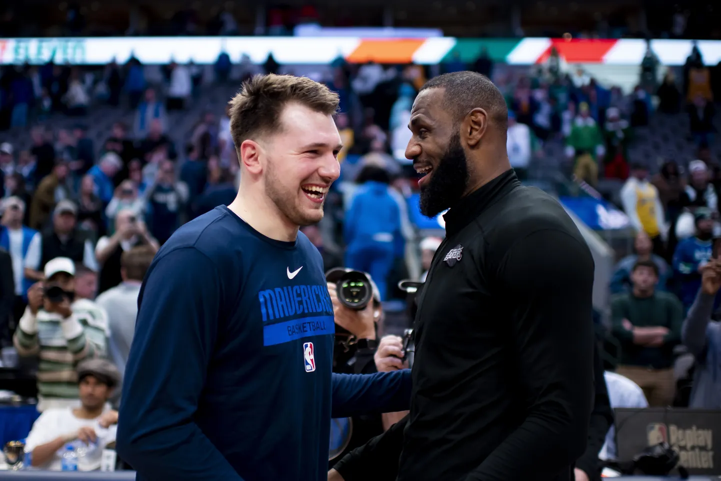 Luka Dončičs (pa kreisi) un Lebrons Džeimss.