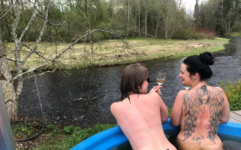 Veinivann muudab kaunitarid ulakaks, nii et isegi tillukesed bikiinid tunduvad ülearused.