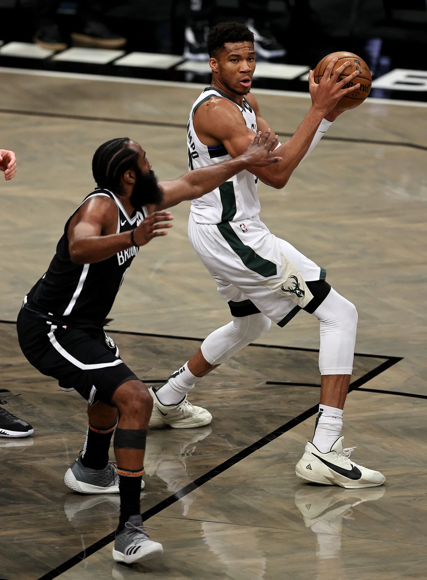 James Harden (vasakul) ja Giannis Antetokounmpo finaalseeria seitsmendas mängus.