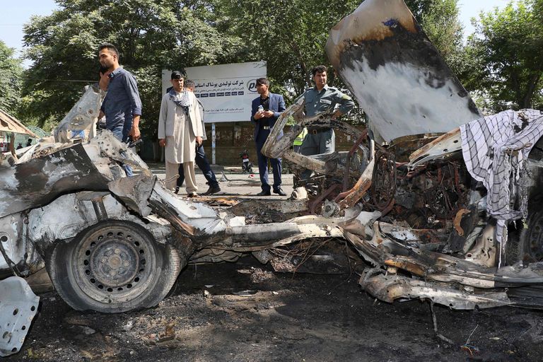Afganistani julgeolekujõud uurivad 19. juulil autopommiga õhitud sõidukit Kabuli ülikooli ees. 