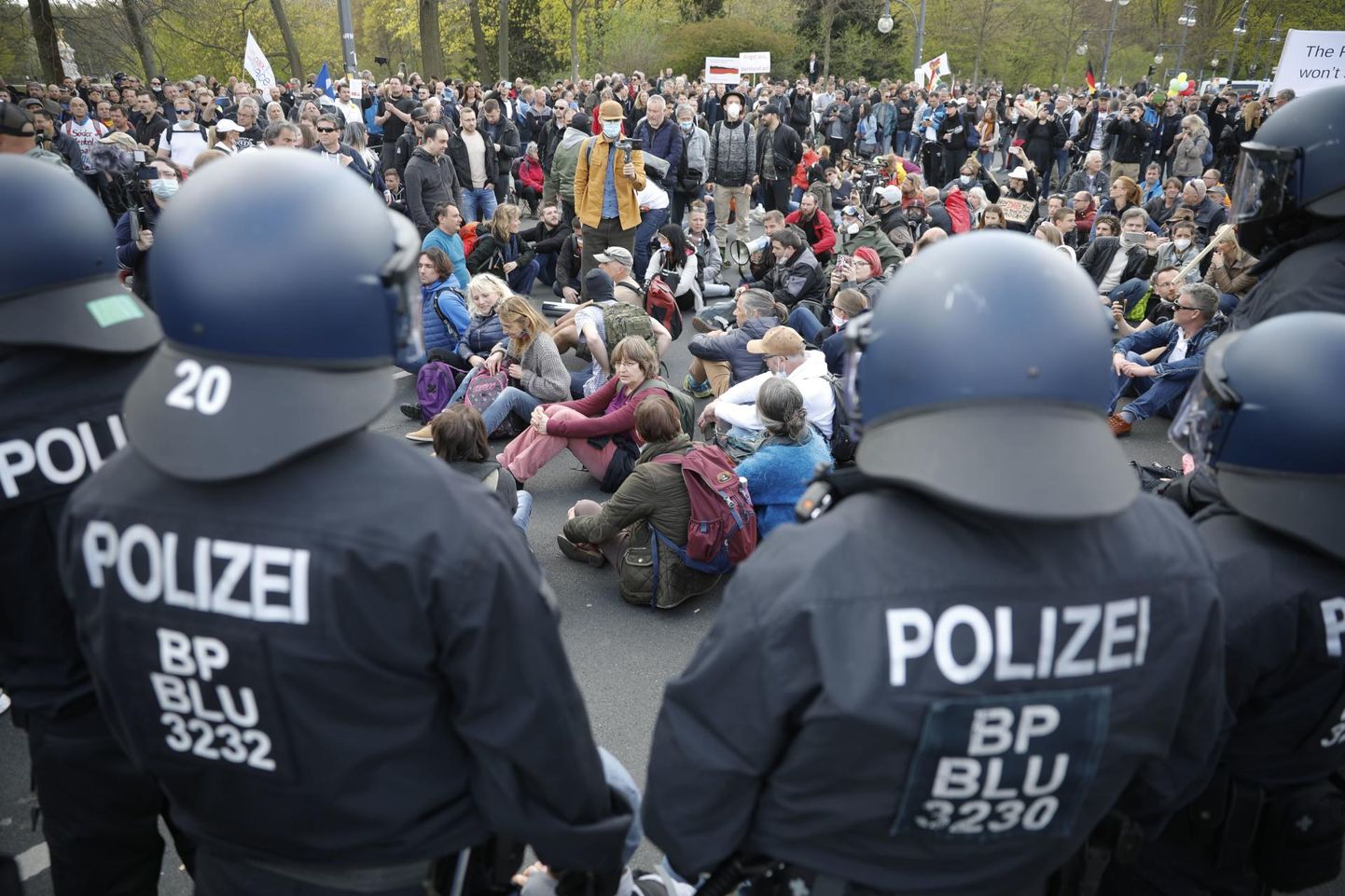 Saksa politseinikud meeleavaldust valvamas.