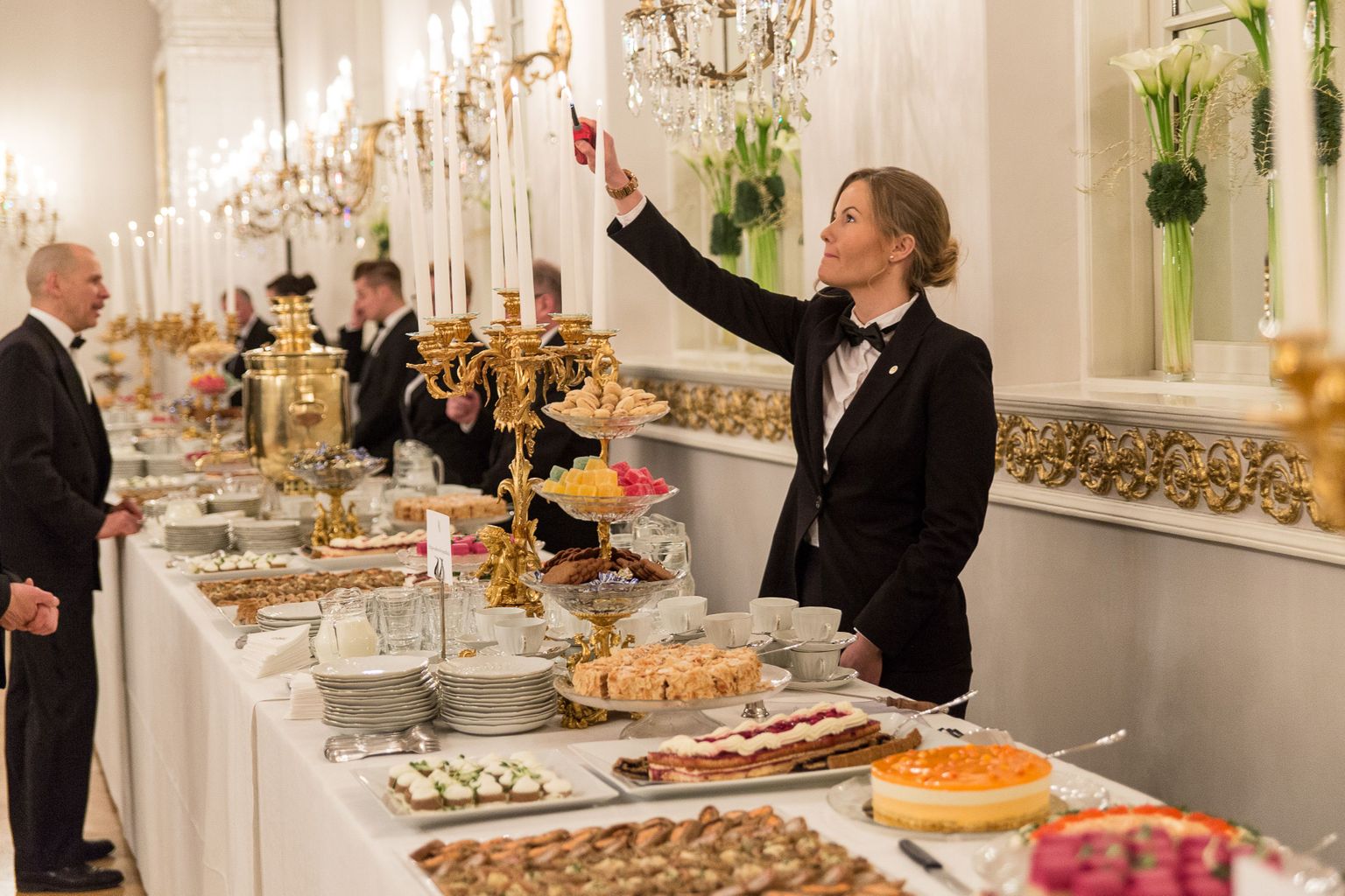 Möödunud aasta detsember: presidendilossis antakse peolauale viimast lihvi. Magusavaagnatel on kohvikõrvaseks astelpaju-toorjuustukook, rukkipiparkoogid, marmelaad, vaarikamoosiga võiküpsised ja loomulikult Ellen Svinhufvudi tort. Soolaste suupistete valikus olid muu hulgas Karjala pirukad ja rääbise-rukkipirukas.