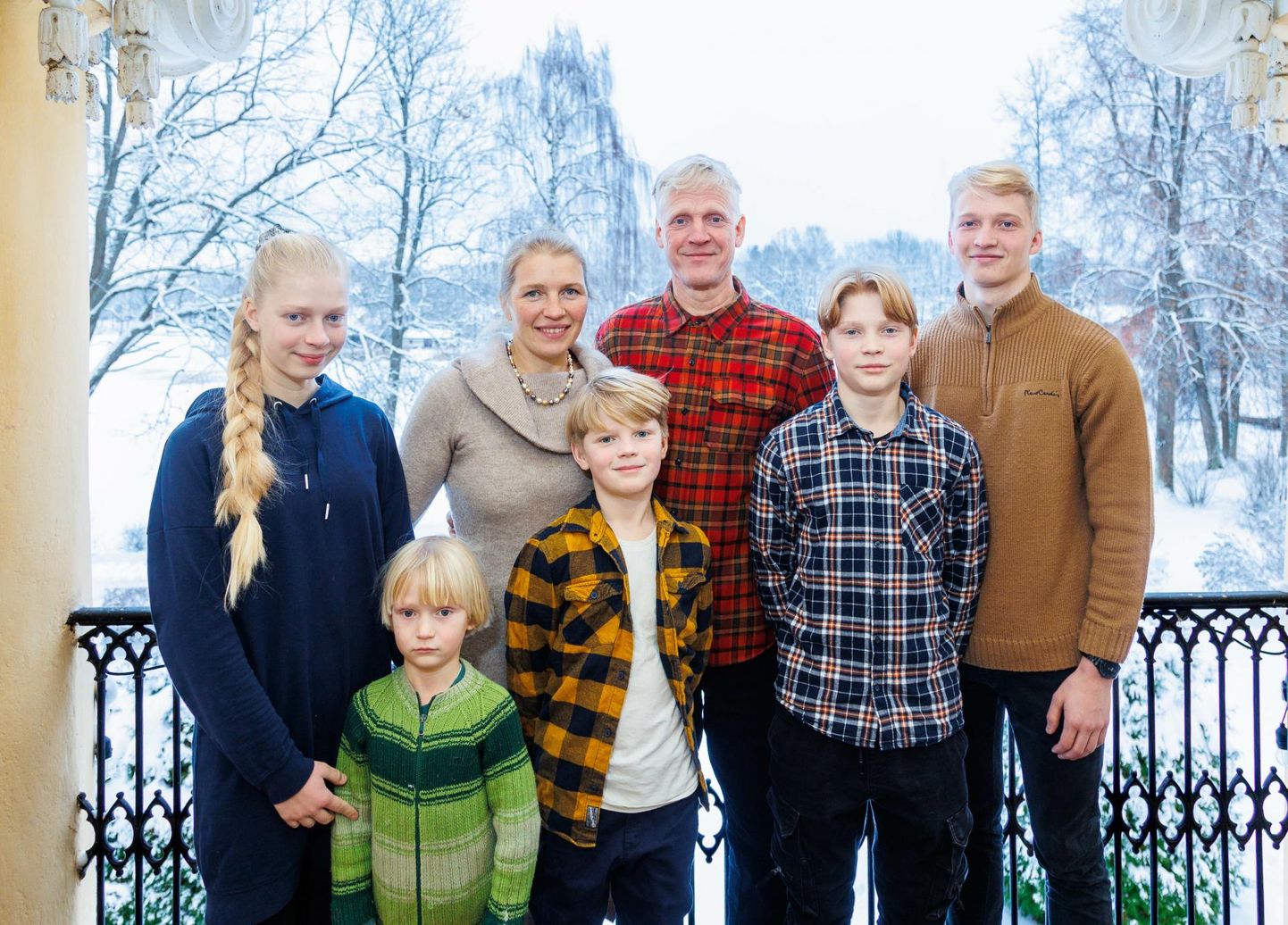 Musikaalne perekond Räpina Sillapää lossi rõdul: Minna Emilia (vasakult), Hugo Viktor, ema Mari, Otto Valter, isa Urmas, Alfred ja Aksel.