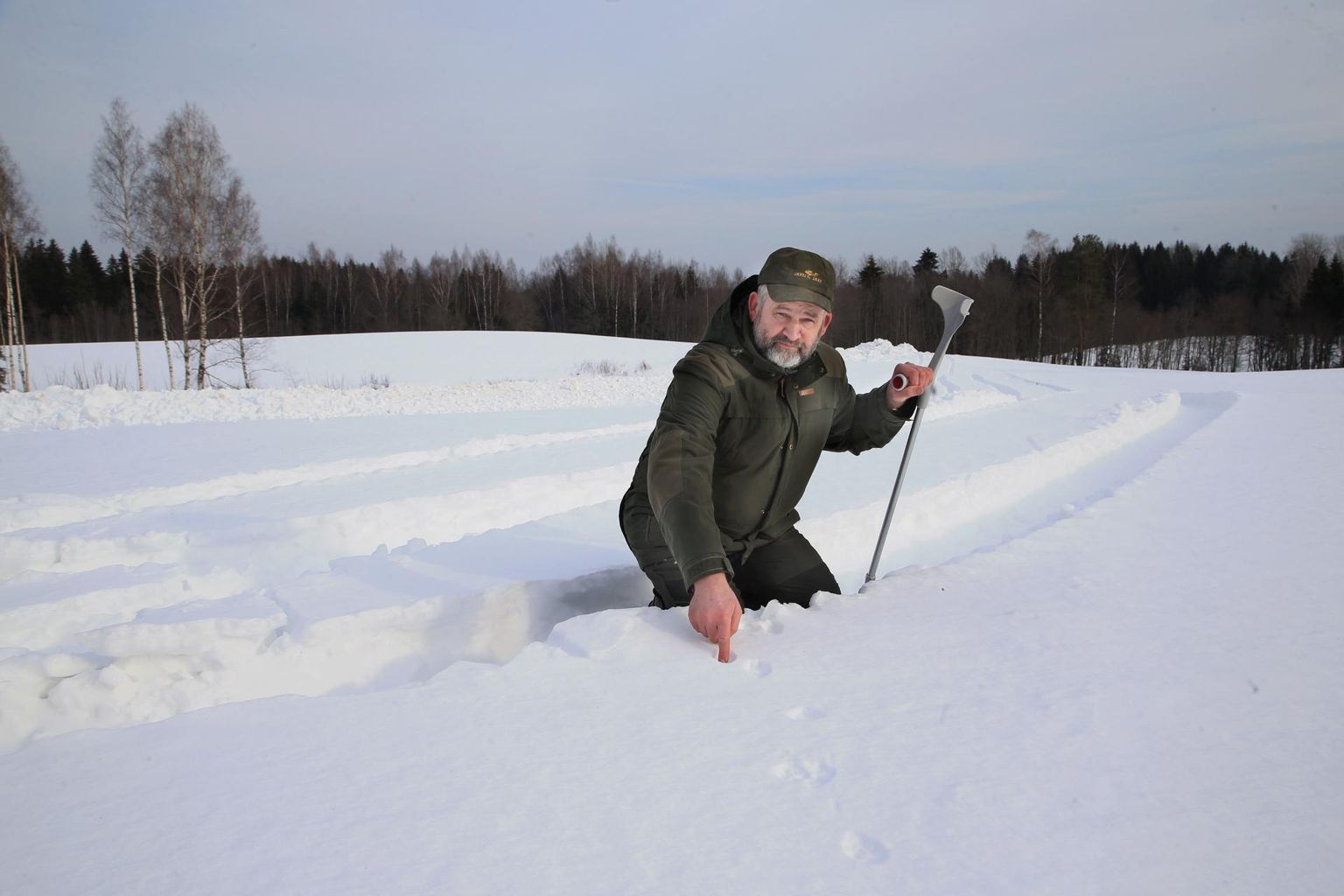 Lumi kannab! Keegi on siit läinud, osutab Haanjas Piipsemäe külas jahimees Juss Torp. Sügisese puusaliigese vahetuse tõttu peab ta siiamaani paksus lumes turvaliseks liikumiseks kasutama karku.