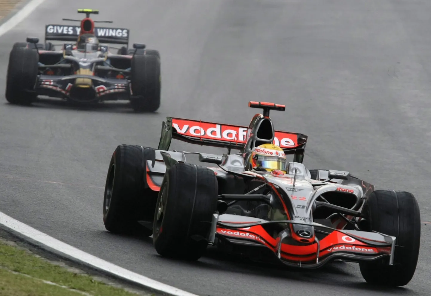 Lewis Hamiltoni jälitab Sebastian Vettel