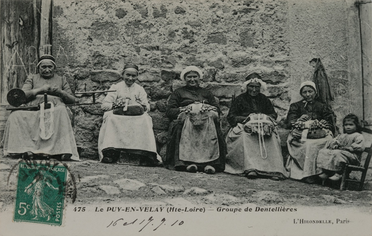 Pastkarte, izdevējs L`Hirondelle Paris-Le Puy-en-Velay. Mežģīņu darinātāju grupa, Puī reģions, Francija 1910. gada 16. un 17. septembris. Annas un Fransuā Kamijī kolekcija