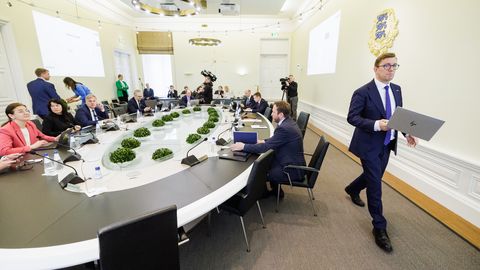 Suur osa valitsusest viibib samal ajal välismaal