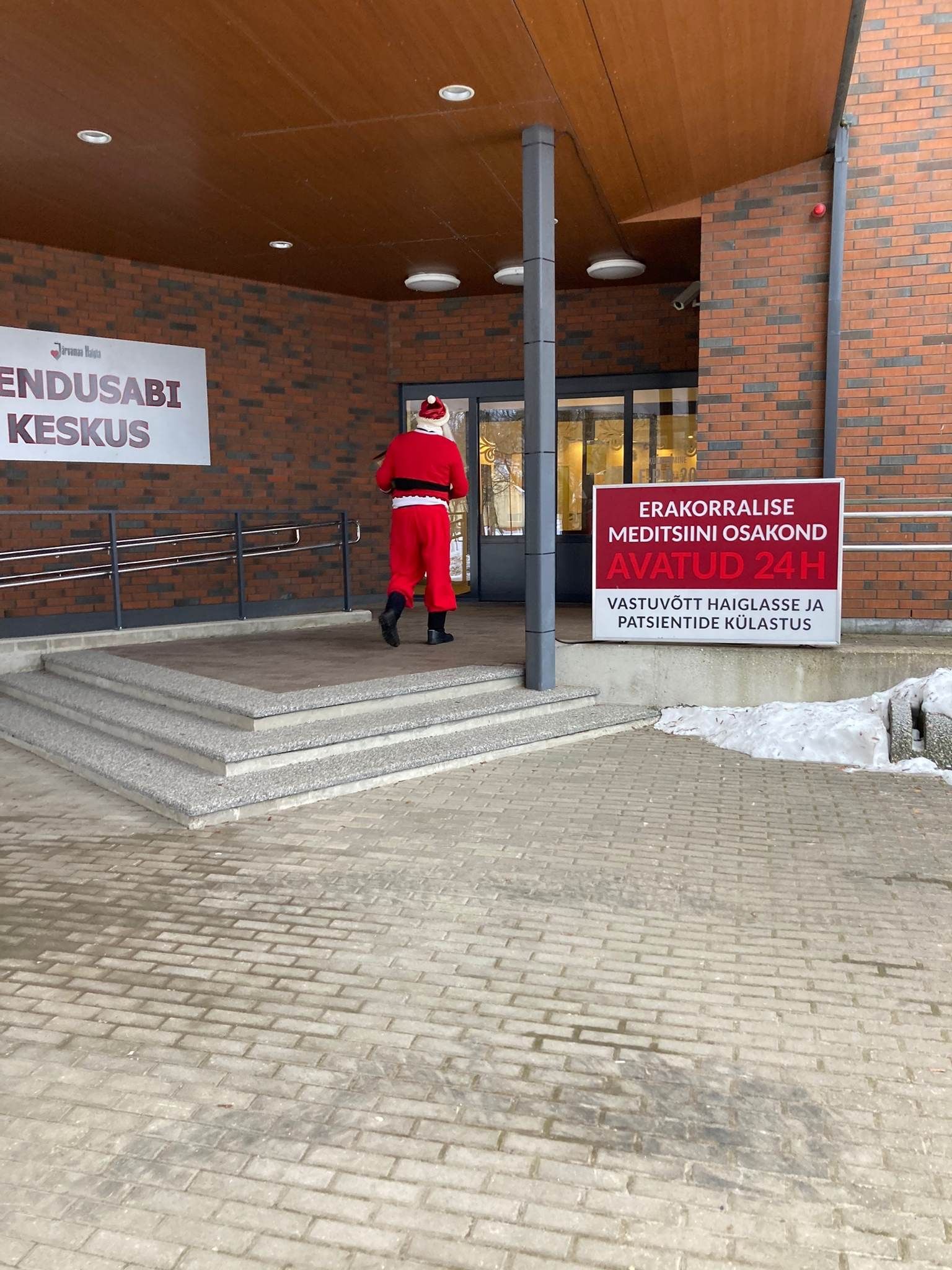 Jõuluvana Preedik üllatas külaskäiguga Järvamaa haigla töötajaid ja patsiente.