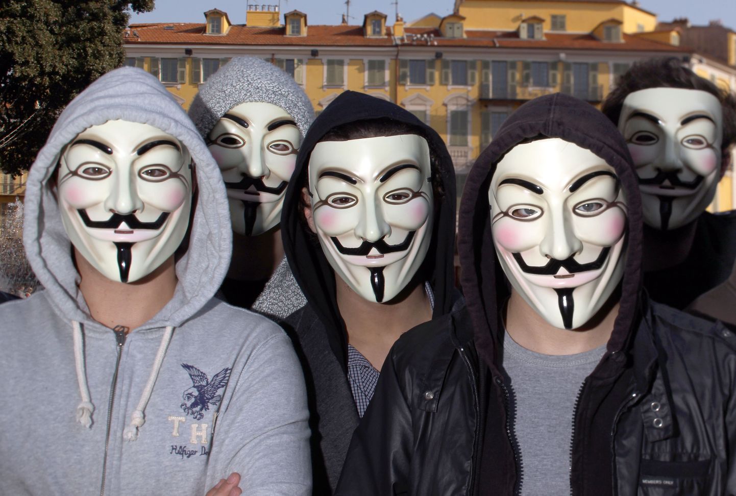 Anonymous lubas paljastada noormehed, kes vägistamispildid internetti riputasid