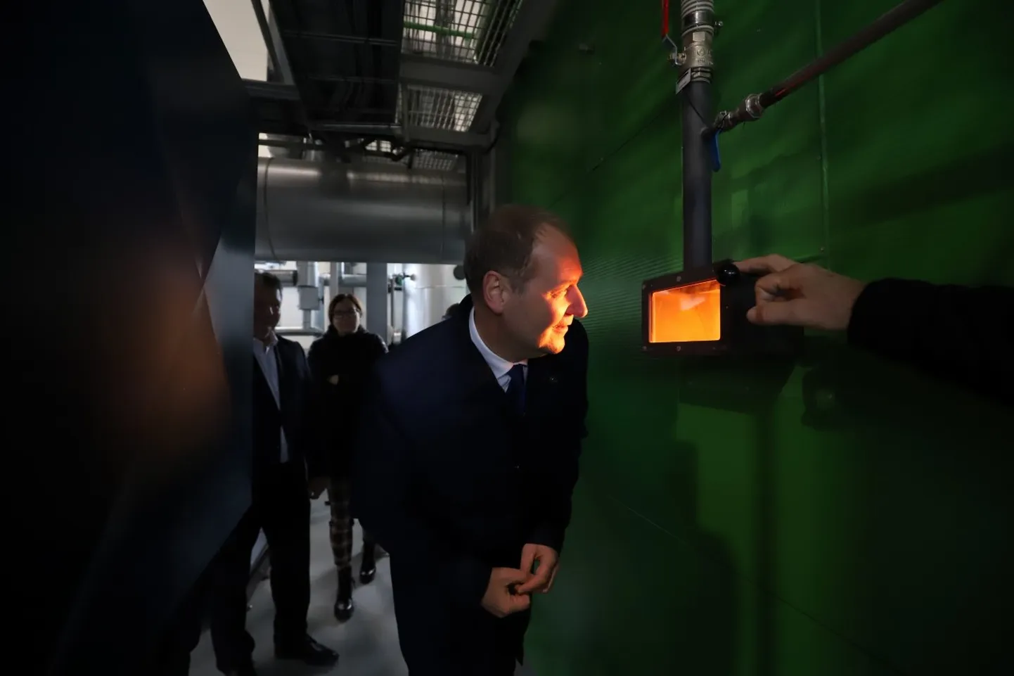 Ebaveres avati uus, liha-kondijahul töötav aurukatlamaja.