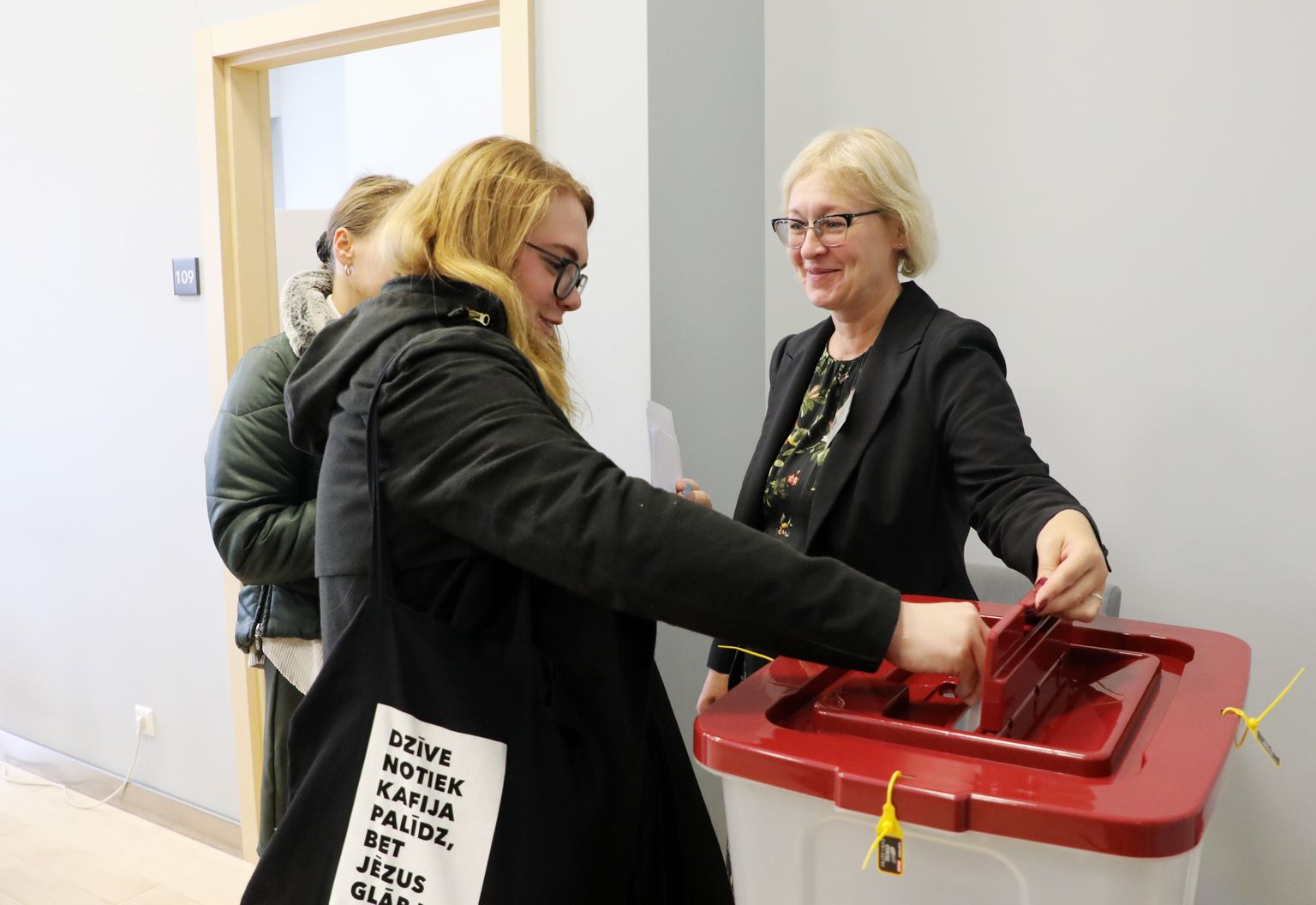 14. Saeimas vēlēšanas 28. vēlēšanu iecirknī Latvijas Nacionālā bibliotēkā.