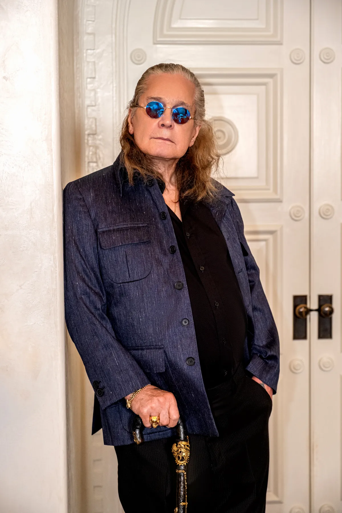 Оззи Осборн - британский рок-исполнитель, основатель и фронтмен группы Black Sabbath, чьи сольные и групповые проекты принесли ему репутацию иконы хард-рока и мировую славу. На снимке: Оззи Осборн в одежде от LGFG.