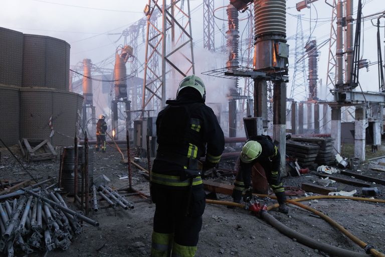 Ukraina tuletõrjujad kustutavad Vene raketi tekitatud tulekahju elektrialajaamas 22. märtsil. Harkivi lähistel on pihta saanud olulised taristuehitised, mis on tekitanud suuri elektrikatkestusi. Üsna raske on olnud elektrivõrku selliste rünnakute eest kaitsta, kuid teadlased loodavad nüüd tehisaru abile lahenduse leidmisel.