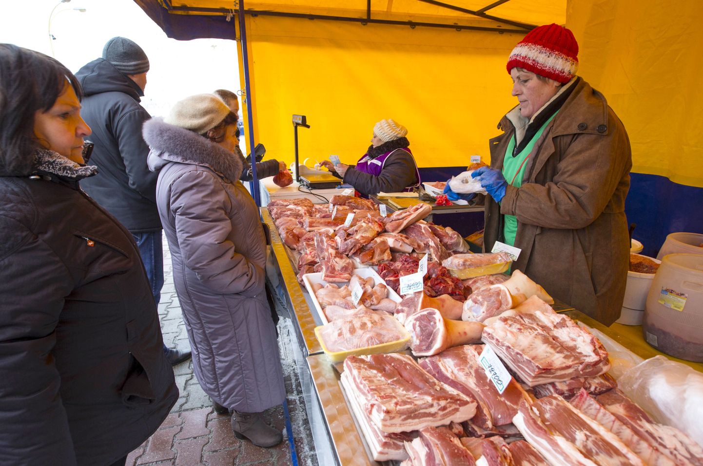 FAO andmeil odavnes toit maailmas kolmandat aastat järjest – välja arvatud liha. Pildil lihamüügilett Minskis.