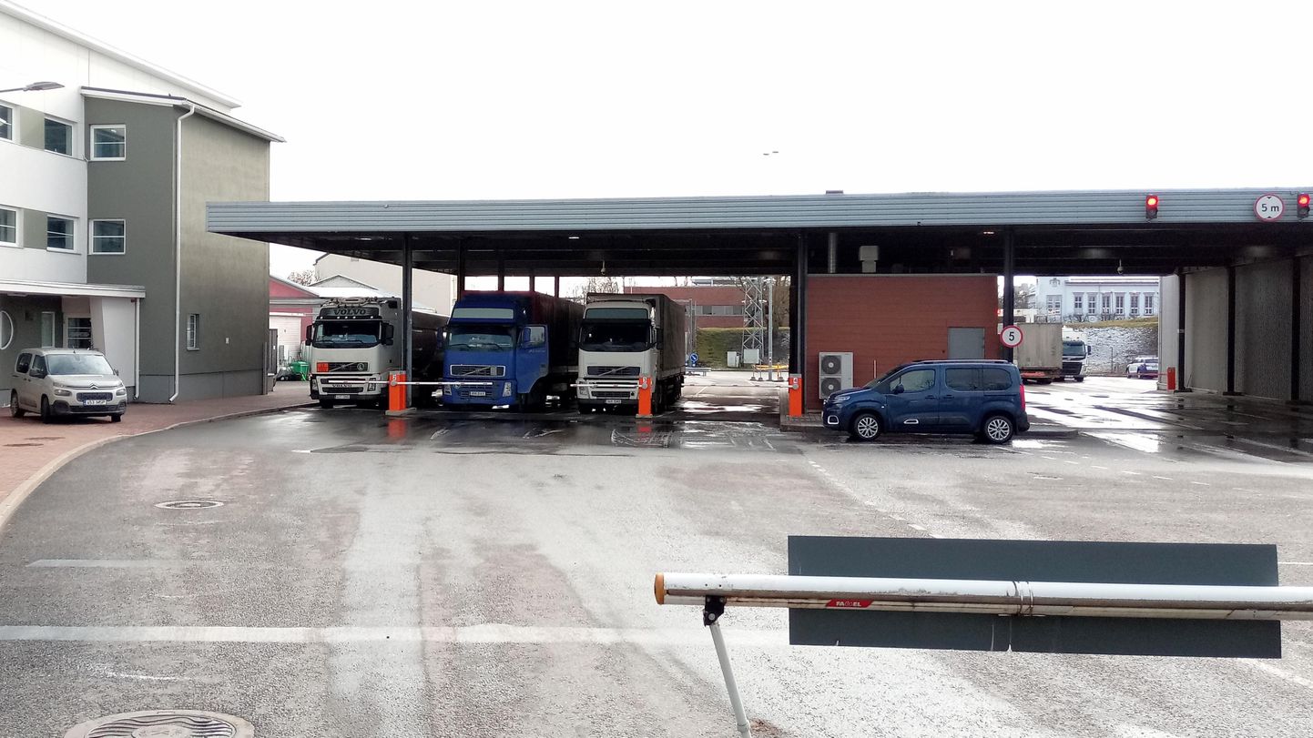 Грузовой терминал погранпункта в Нарве продолжает работу, водители грузовиков по-прежнему имеют право пересекать границу.