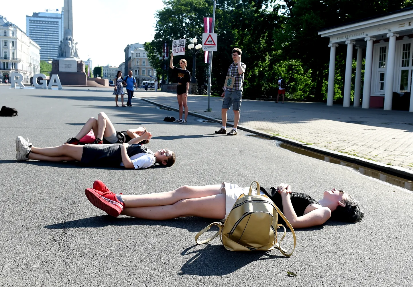 Протест у памятника Свободы