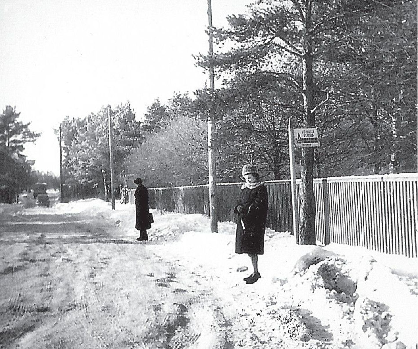 Koristamata lumehunnikud Pirital Vabaõhukooli tee bussipeatuses 1970. aastatel.