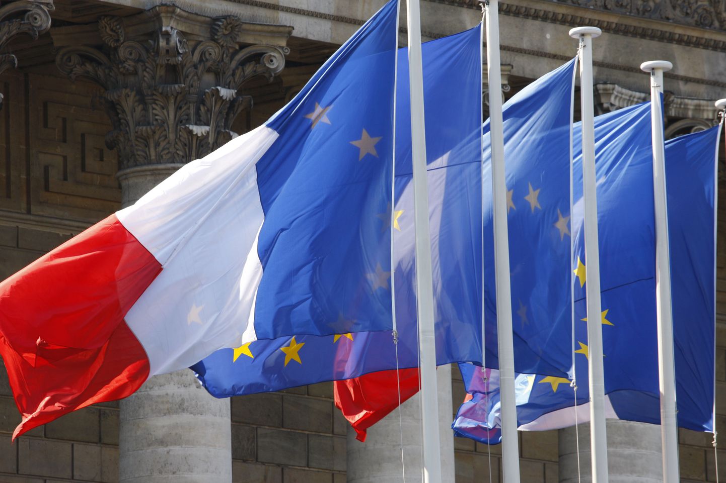 Prantsuse ja ELi lipud.