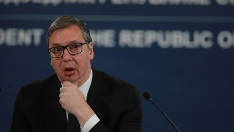 Serbia president Vučić astus võimupartei juhi kohalt tagasi