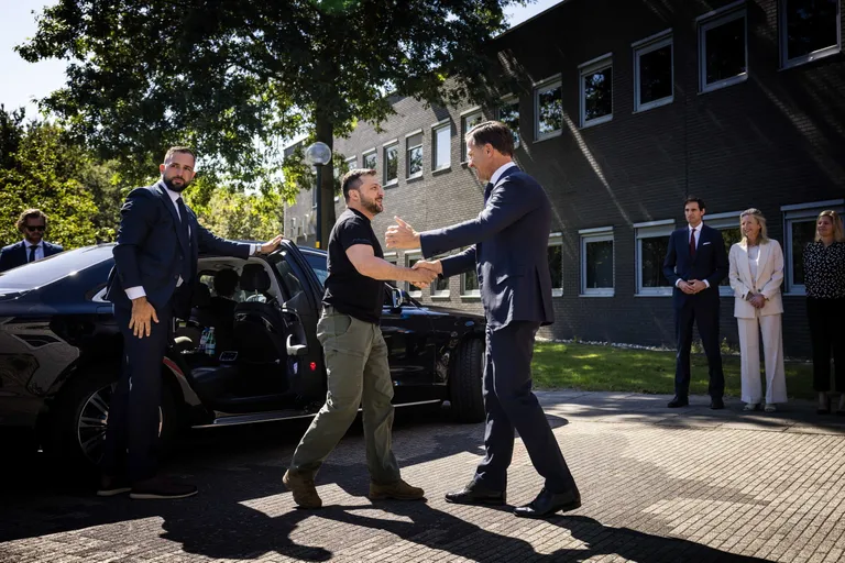 Rutte võttis Zelenskõi Eindhoveni lennuväebaasis vastu avasüli