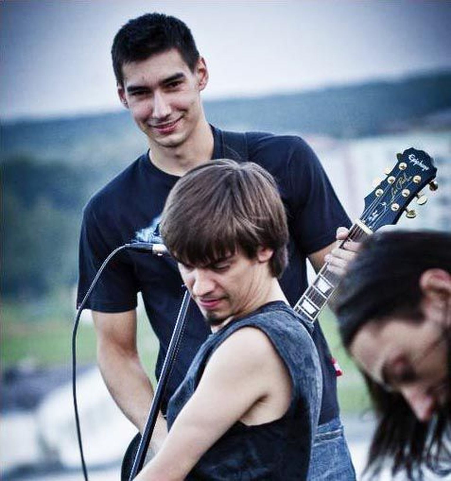 Dominanta laulja Sergei Pogoreltsev (esiplaanil) ja kitarrist Anton Kondraskin bändi uue video võtetel.