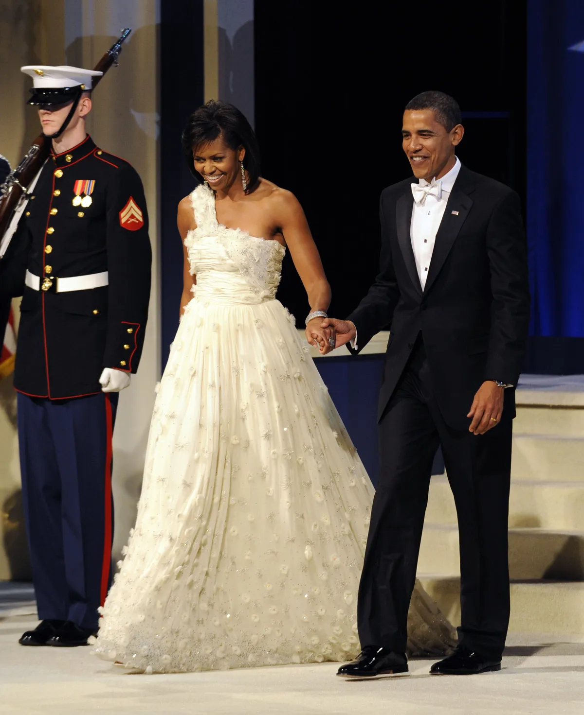 Mišela Obama uzmirdz inaugurācijas ballē 