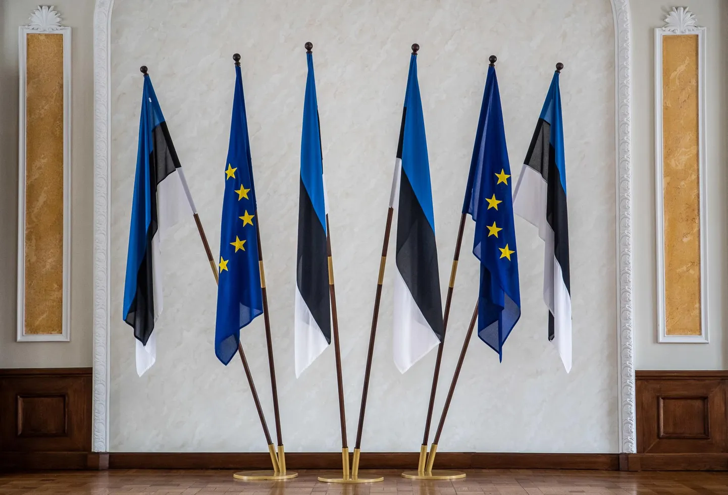 Euroopa Liidu lipud on tagasi riigikogu Valges saalis. 