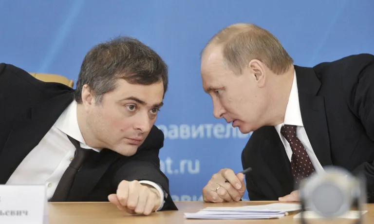Venemaa president Vladimir Putin (paremal) ja tema abi Vladislav Surkov. Foto: AP/SCANPIX