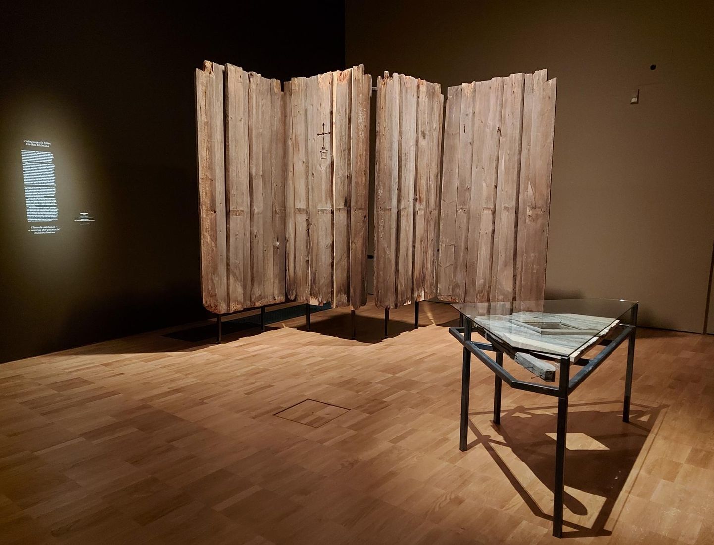 Jaanus Samma (1982) installatsioon «Kodavere välikäimla» on dateeritud aastatega 1916 ja 2018.