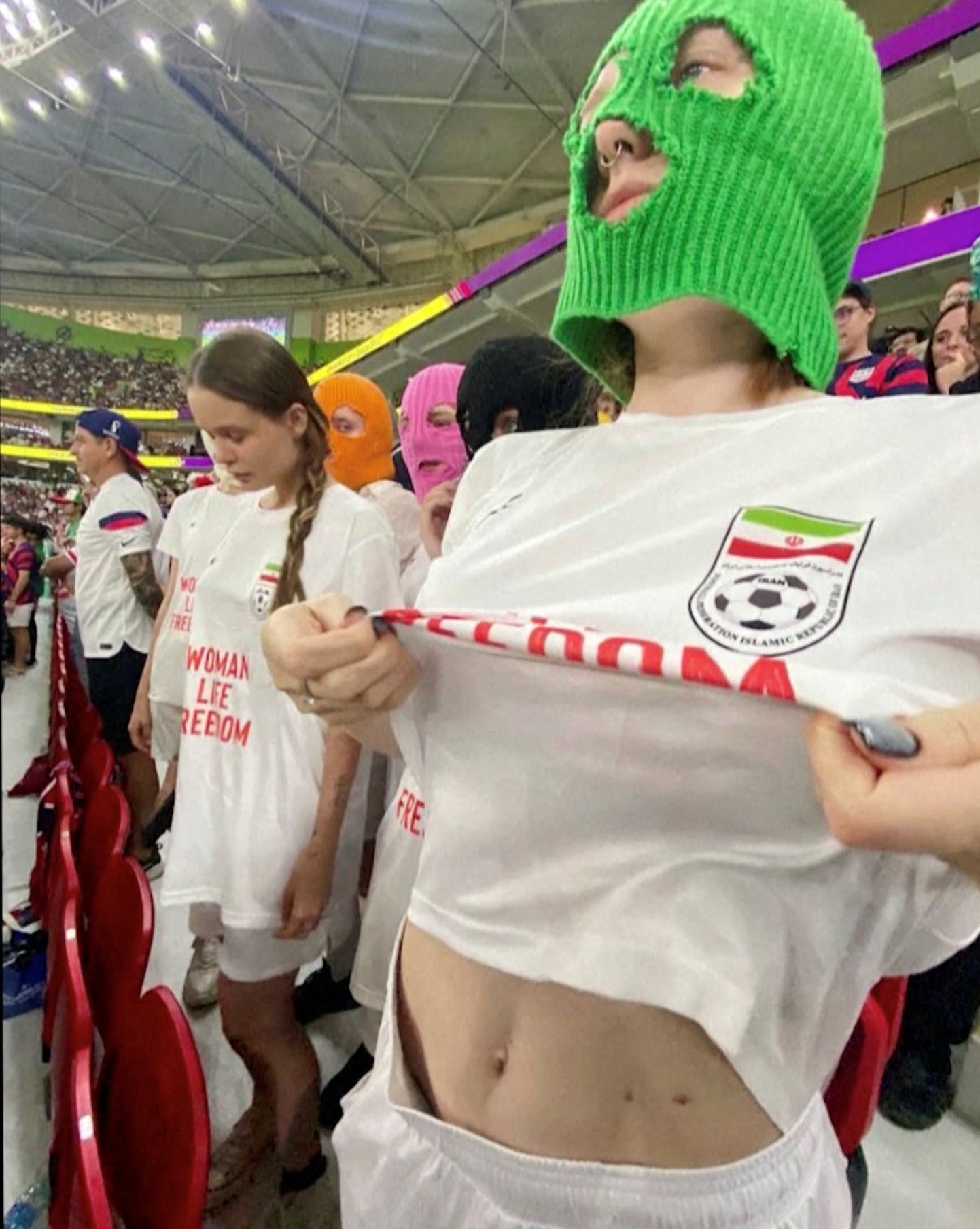 Pussy Rioti liikmed avaldasid jalgpalli MMil toetust Iraani naistele.