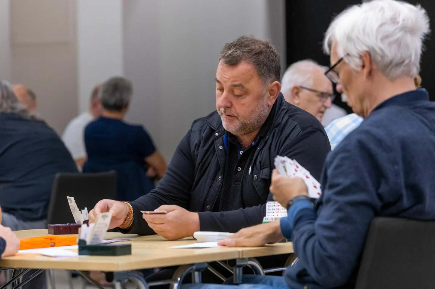 Sven Sester (keskel) 14. septembril Rakvere Aqva konverentsikeskuses bridži mängimas.