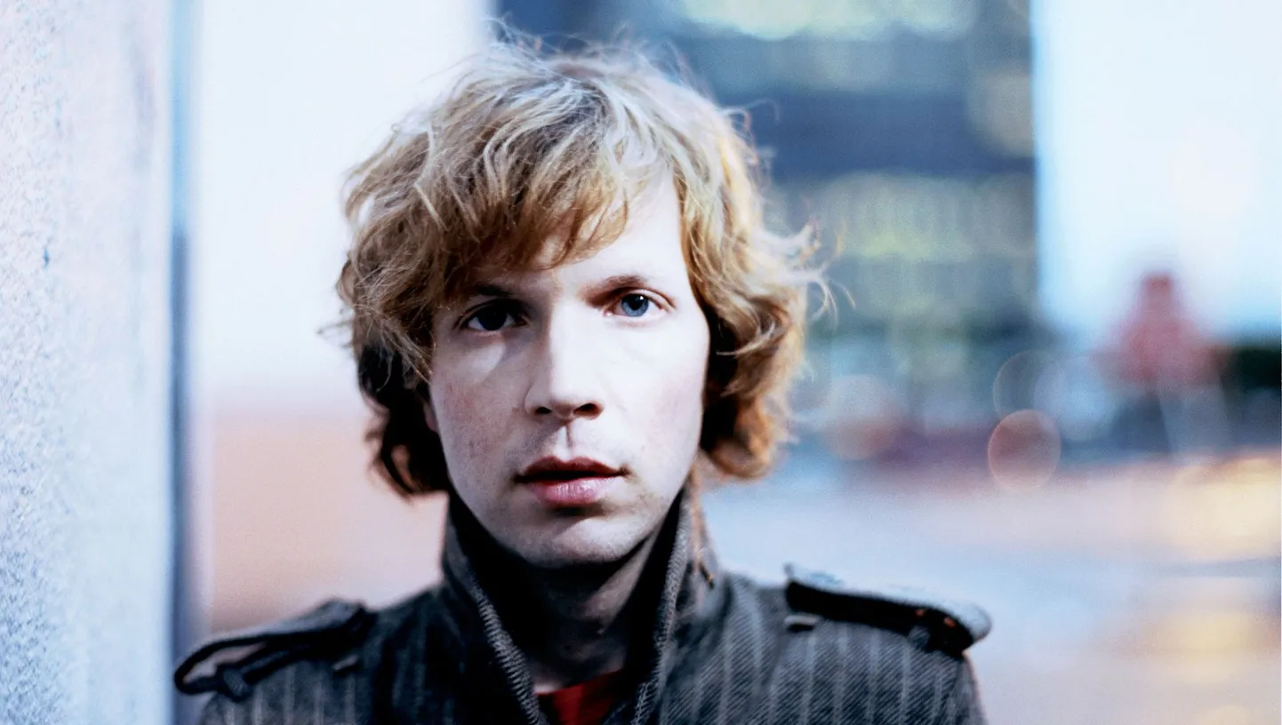 Tähtartist Beck esineb suvel Helsingi mainekal Flow Festivalil