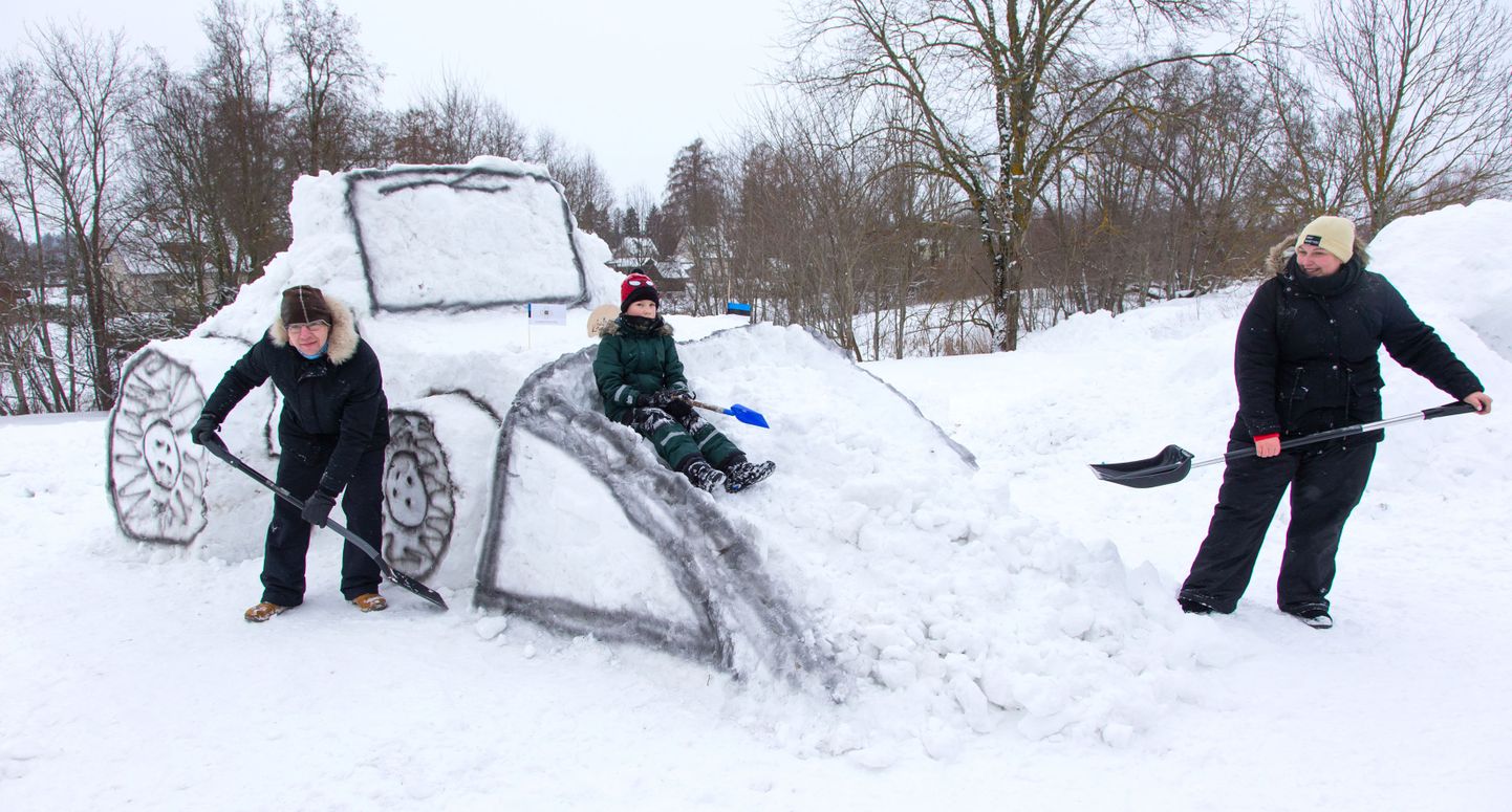 Андрес, Алекс и Кармен Лойте придают трактору со снеговым плугом окончательный блеск. Для расчистки дороги до своего дома они ждут настоящий трактор, но не всегда получается его дождаться.