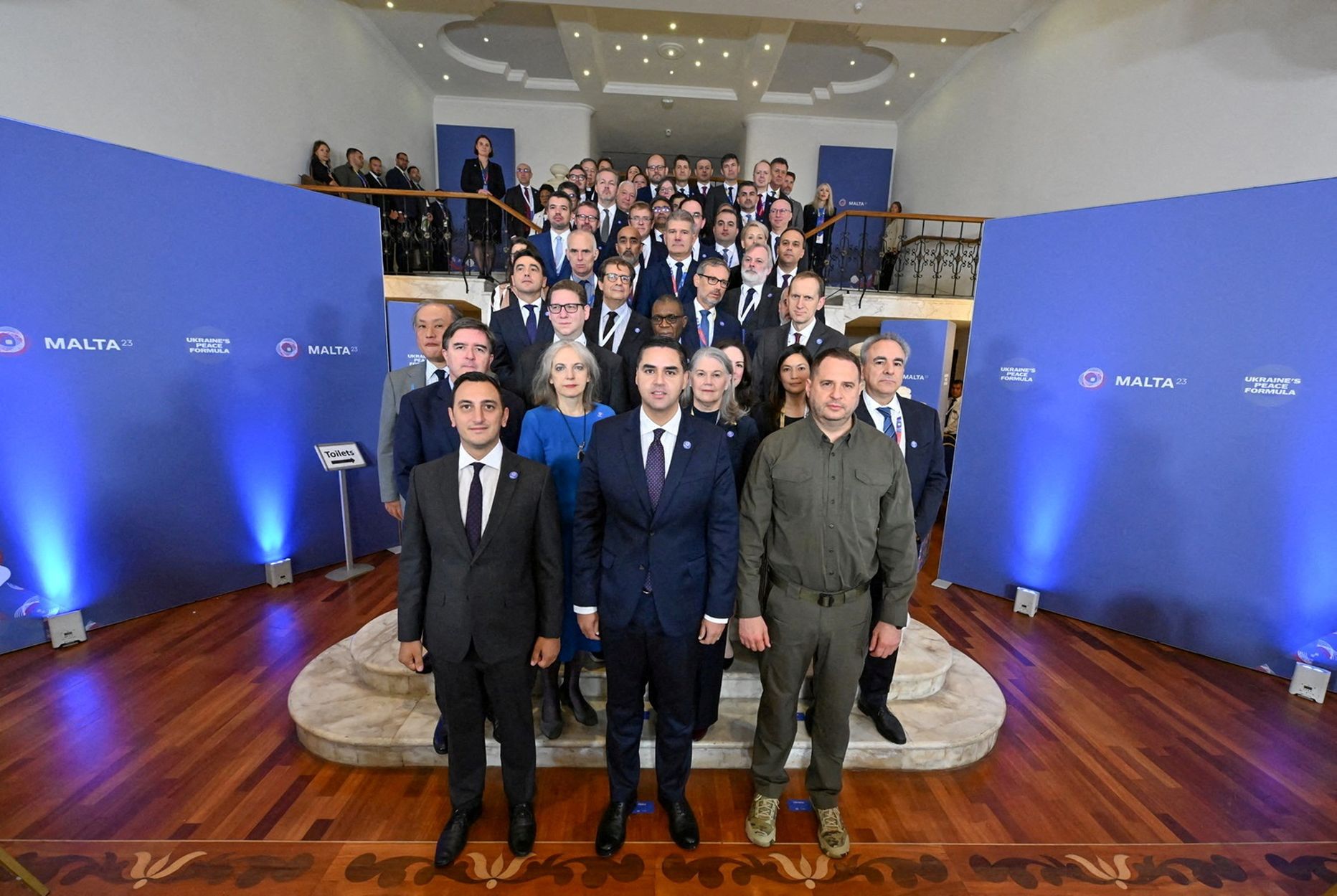 Ukraina rahuvalemi kõneluste delegaadid ühispildil Maltal 28. oktoobril 2023.