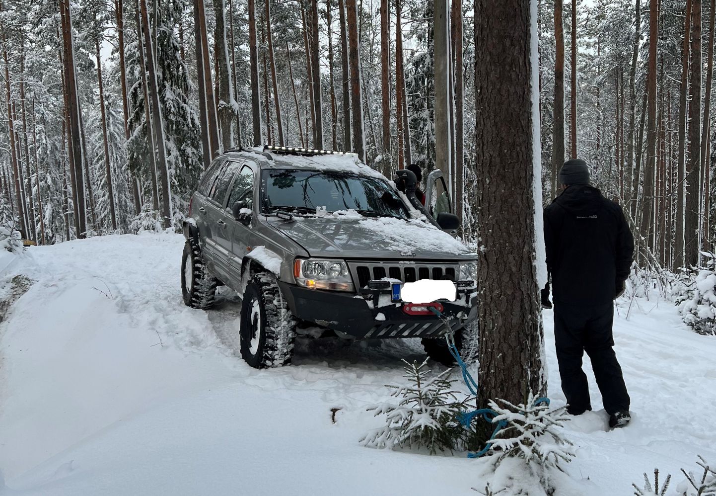 Одна из машин при развороте застряла в снегу.