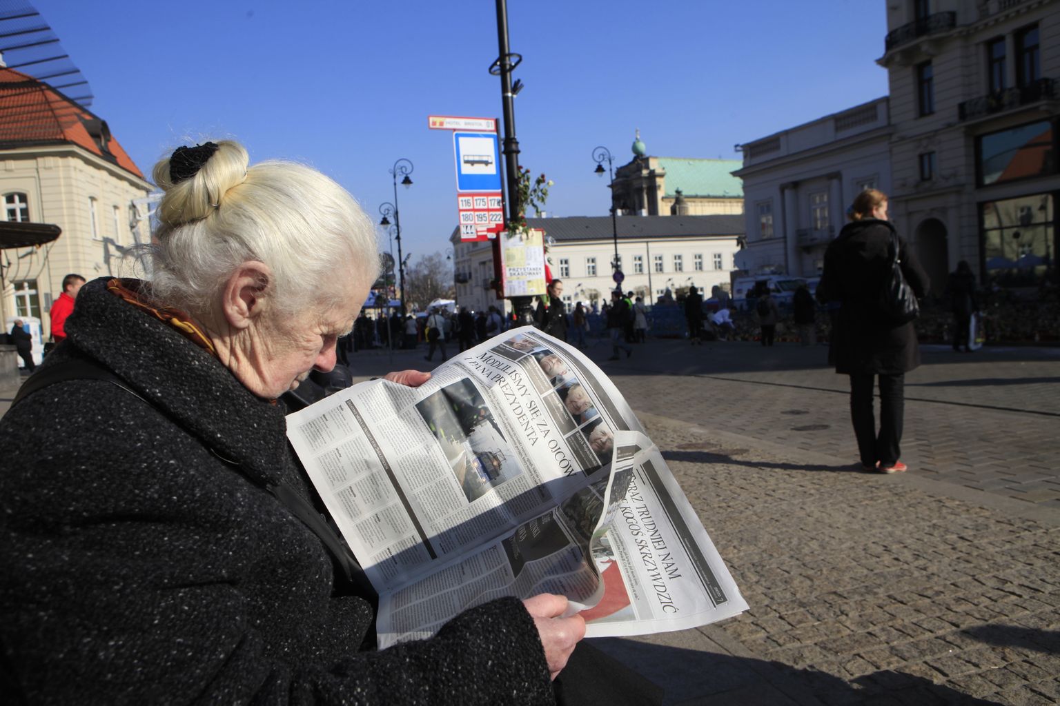 Sieviete lasa avīzi Varšavā