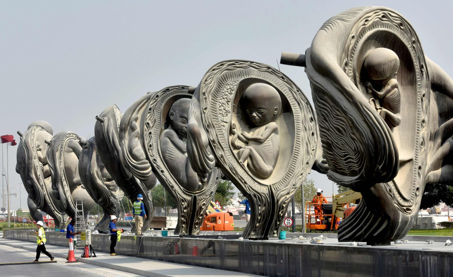 Briti skulptori Damien Hirsti skulptuurigrupp  «The Miraculous Journey» Katari pealinna Doha Sidra haigla ees