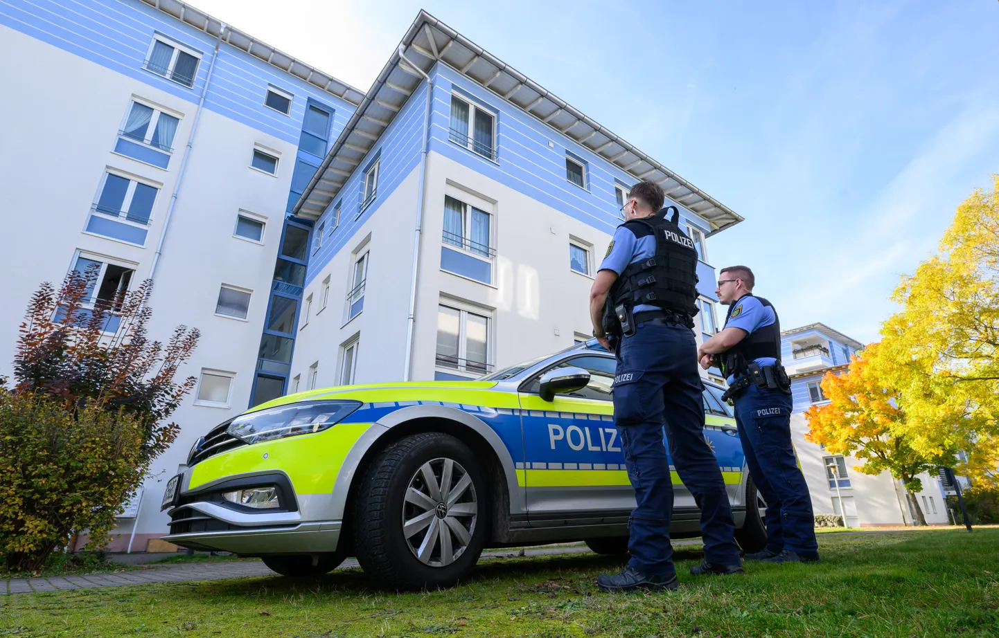 Politseinikud täna Ida-Saksamaal Leipzigis maja juures, mille korterist leiti eile õhtul torkehaavadega väike tüdruk, kes hiljem haiglas vigastuste tõttu suri.