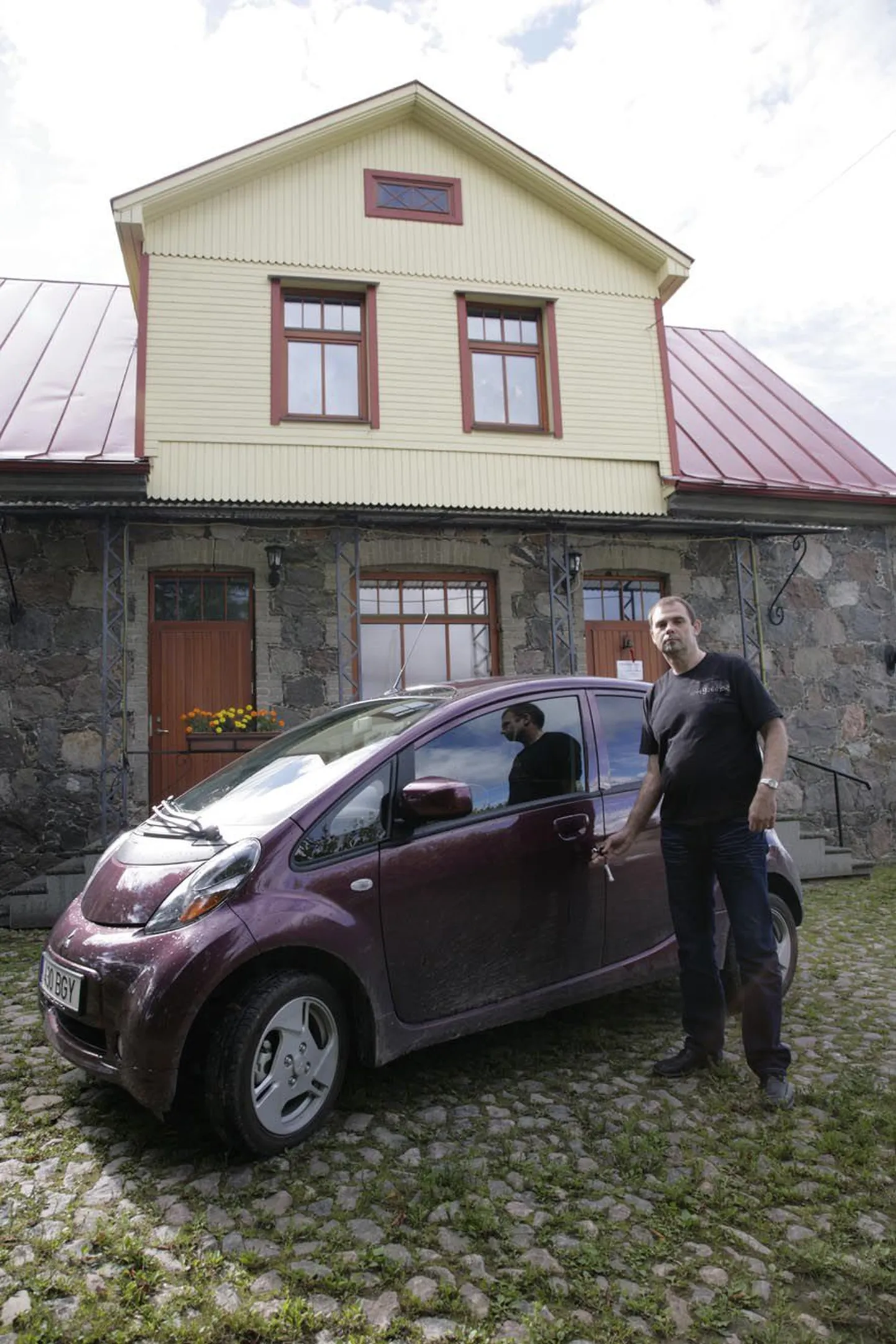 Mart ja Merike Kont on pidanud elektriautot laadima peaaegu igal ööl, kuid mingit märgatavat muutust elektritarbimise suurenemise suhtes nad täheldanud ei ole.